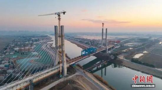 沪宁合高铁南京特大桥跨滁河斜拉桥合龙