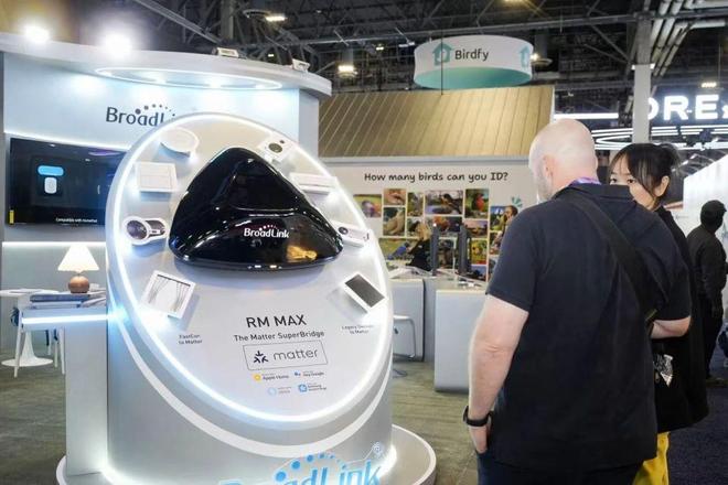 CES 2026揭示的AI三场变革：从眼镜到机器人、从家庭到工业