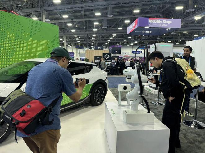 CES 2026揭示的AI三场变革：从眼镜到机器人、从家庭到工业