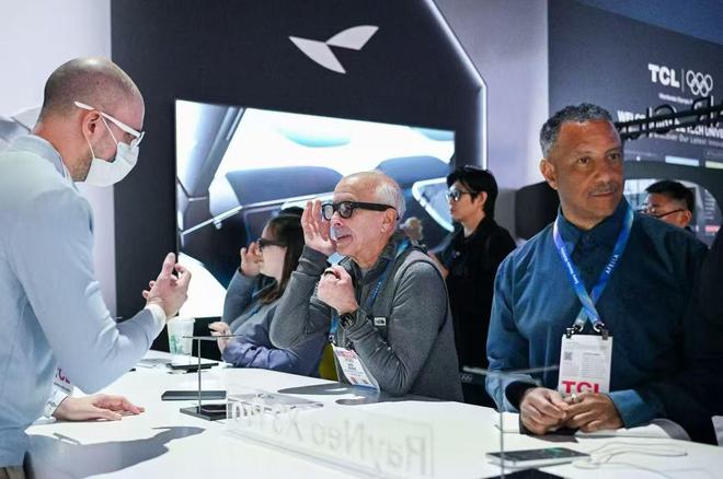 智能眼镜将从手机附属品迈向独立，轻量、全彩是趋势